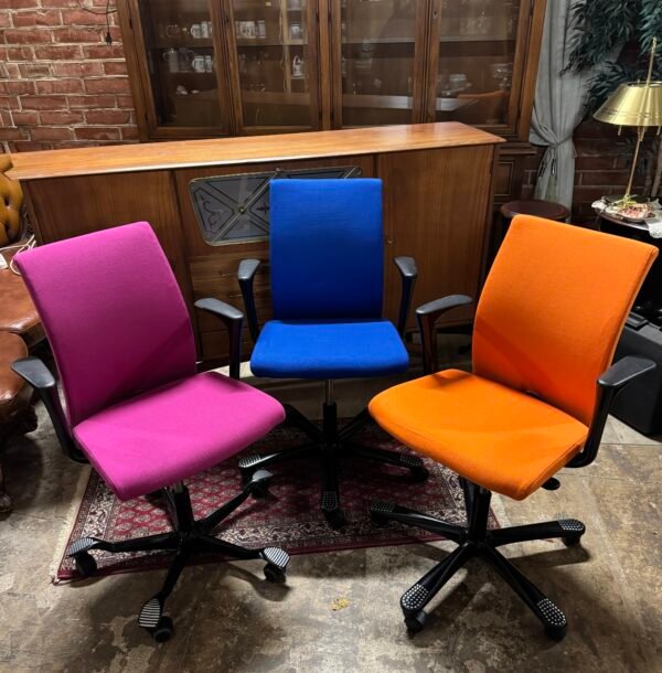 Ergonomiškos biuro kėdės spalvingu gobelenu