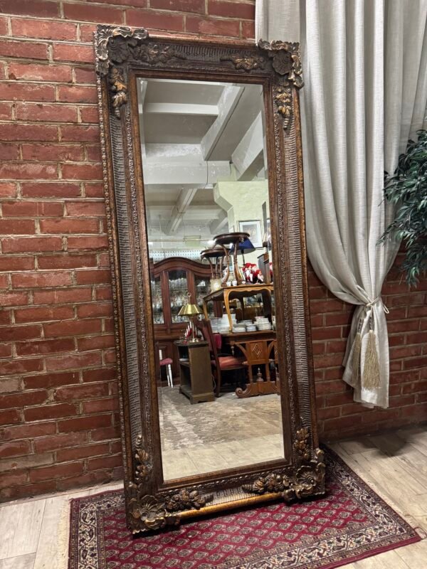 Didelis veidrodis facetuotais kraštais ir prabangiu rėmu