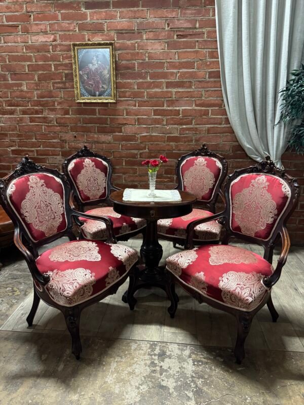 Antikvariniai krėslai šilkiniu gobelenu