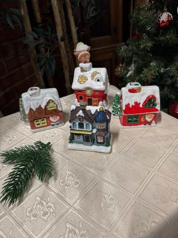 Keramikiniai šventiniai nameliai-žvakidės