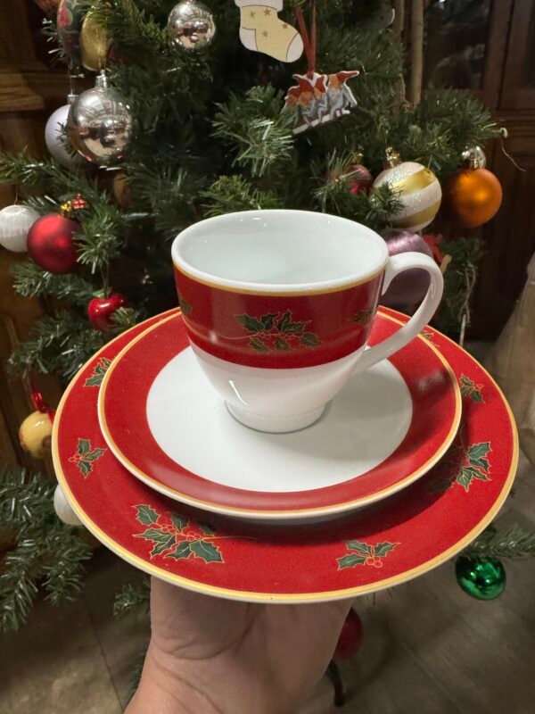 Šventinis puodukas su dviem lėkštutėm