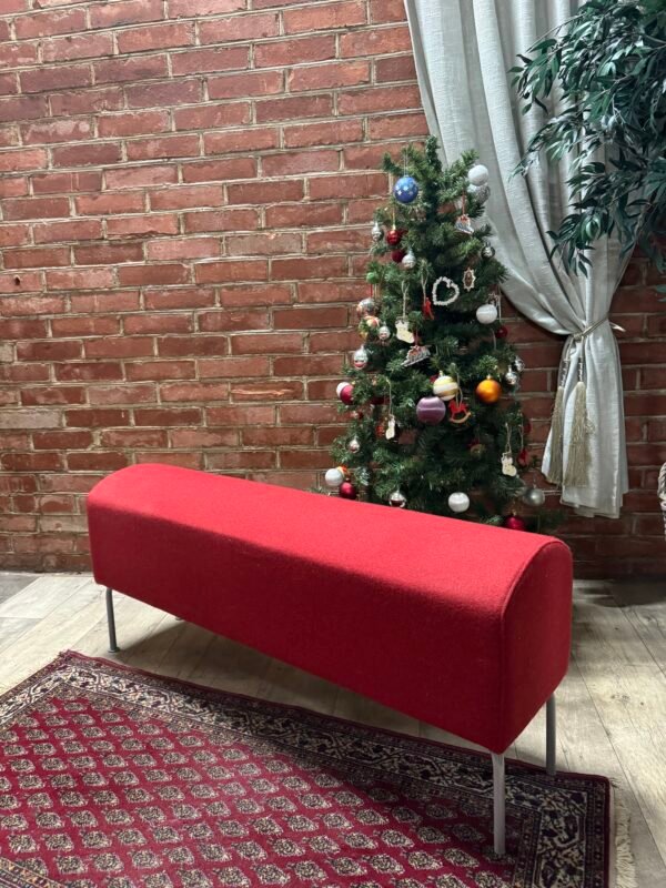 Minkštas suoliukas medžiaginiu gobelenu ir metalinėmis kojelėmis