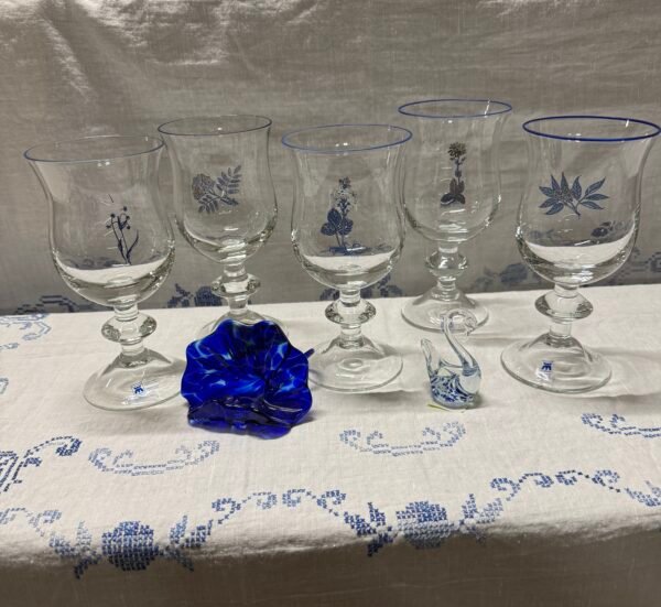 taurės dekoruotos subtiliais mėlynais augaliniais ornamentais