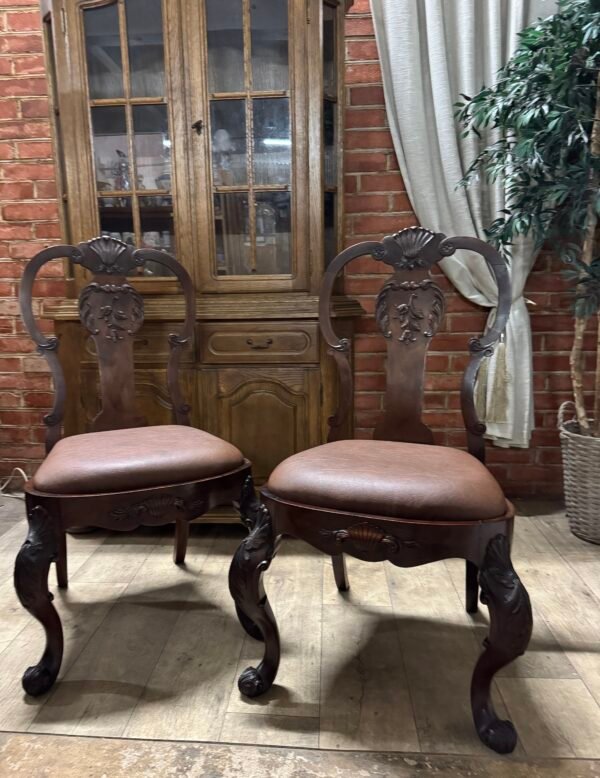 Antikvarinės kėdės su odiniu gobelenu