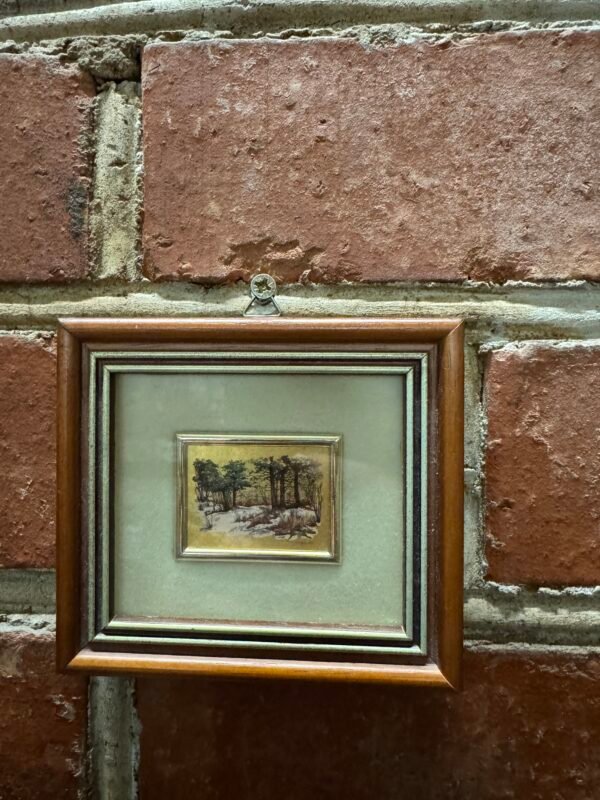 Įrėminta reljefinė metalo plokštė