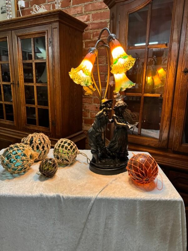 Metalo konstrukcijos dailus šviestuvas stikliniais spalvotais gaubtais