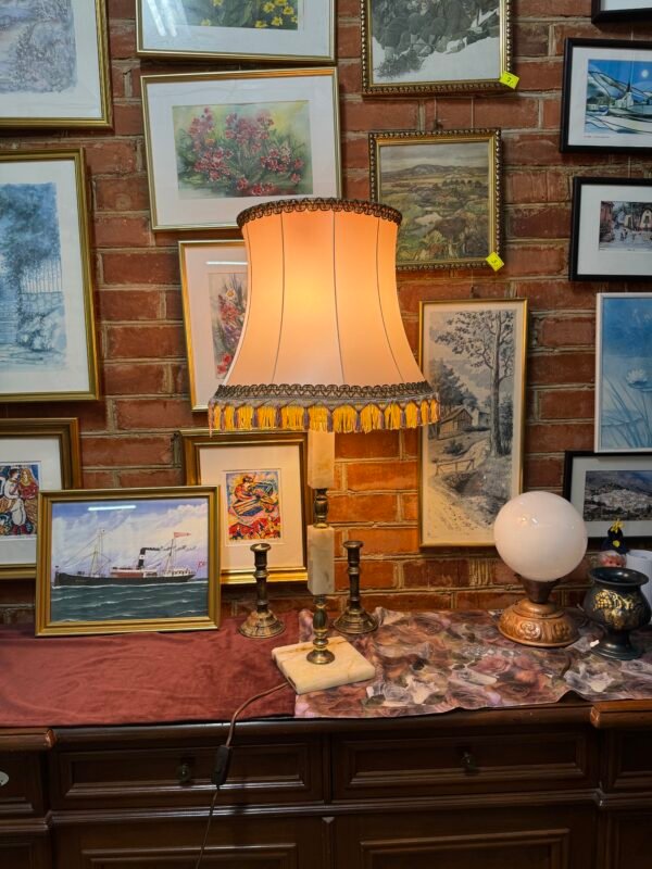 Stalinis šviestuvas metalu ir oniksu dekoruota koja ir šilkiniu gaubtu