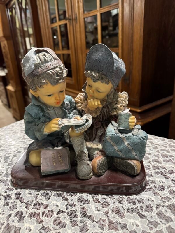 Keramikinė skulptūra Skaitantys vaikai