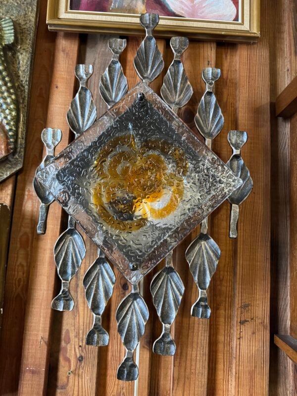 Sieninis metalo konstrukcijos šviestuvas