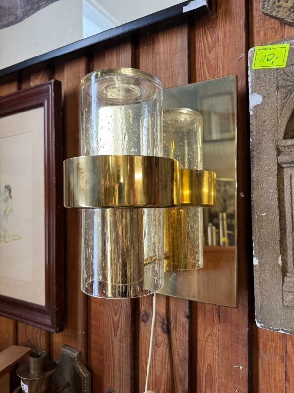 sieninis šviestuvas metalo ir stiklo konstrukcijos