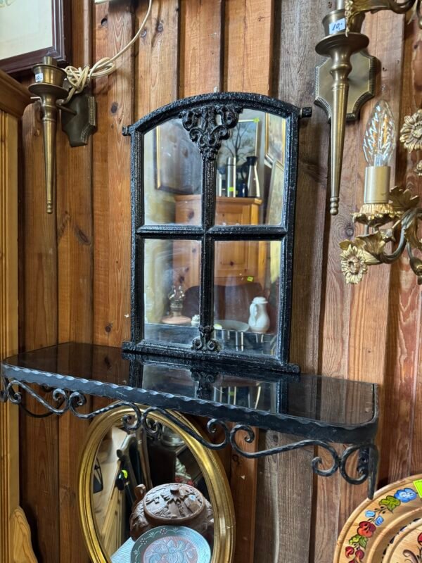 Špižinis senovinis veidrodis ir metalo konstrukcijos pakabinama konsolė