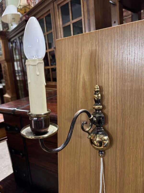 sieninis šviestuvas metaliniu rėmu