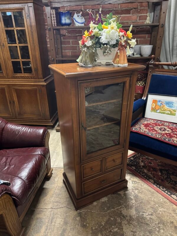 Neaukšta itališka vitrinėlė