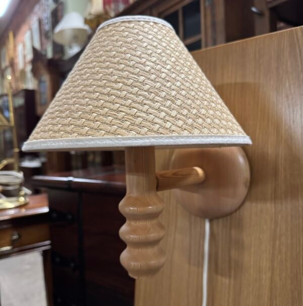 Sieninis šviestuvas medine konstrukcija ir medžiaginiu gaubtu