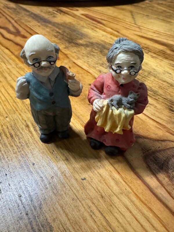 Nedidelės keramikinės skulptūrėlės