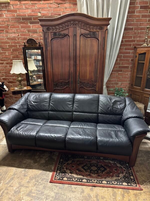 Trivietė odinė kanapa