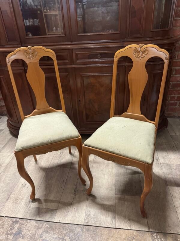 Dvi medinės kėdės medžiaginiu gobelenu