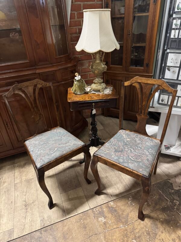 Keturios antikvarinės medinės kėdės medžiaginiu gobelenu