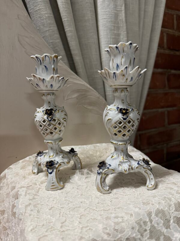 Dresdeno stiliaus porceliano žvakidės su aukso detalėmis