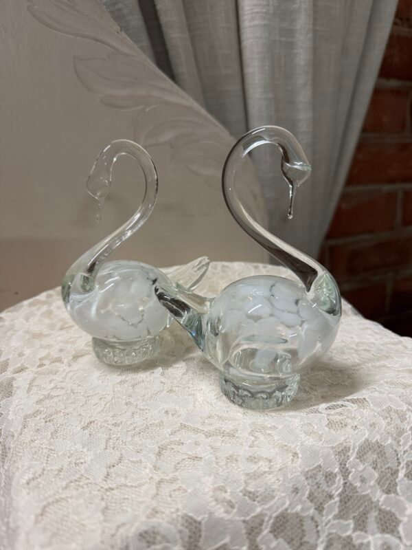 Dvi elegantiškos stiklinės gulbės