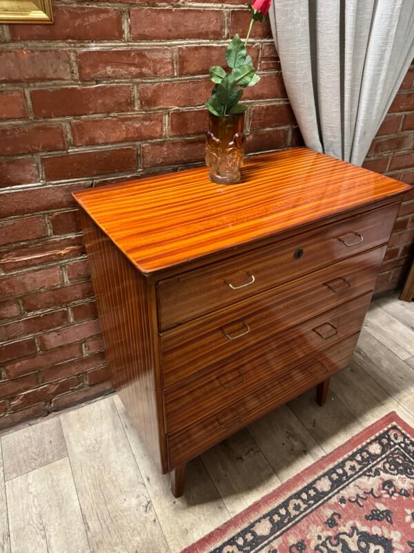 Lakuota medinė komoda