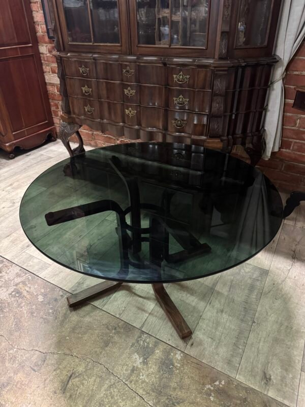 Svetainės staliukas juodu stikliniu stalviršiu