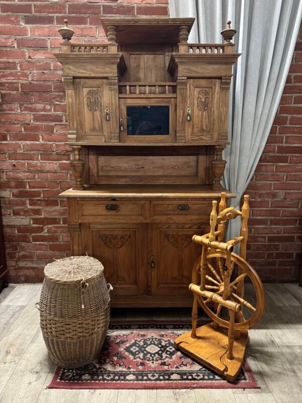 senovinė meistro gaminta medinė indauja su drožybos elementais