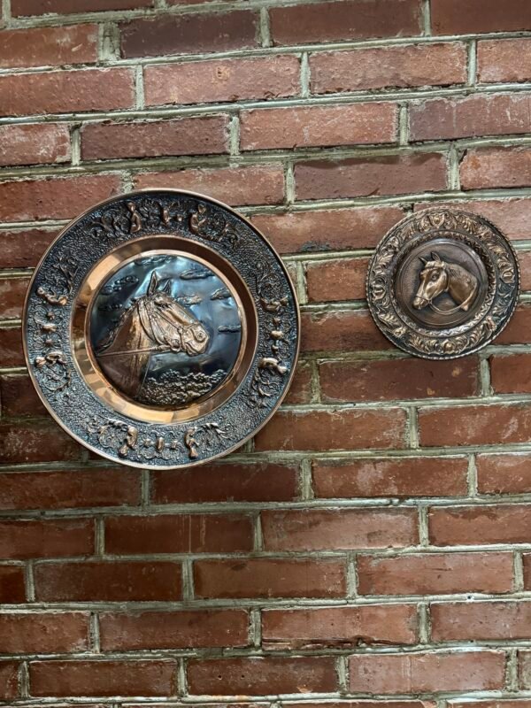 Metaliniaai reljefiniai paveikslai su arklio atvaizdu