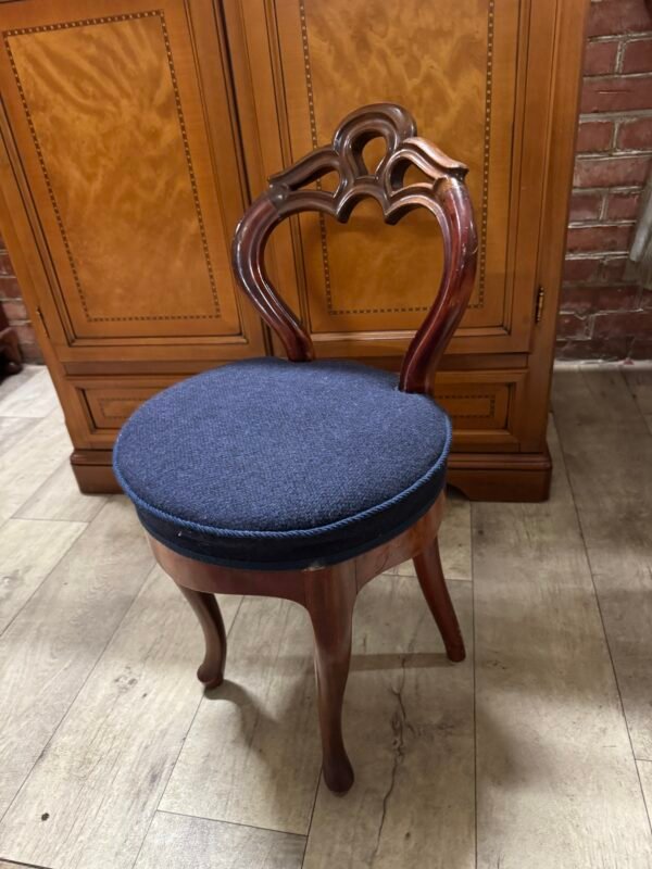 Maža dekoratyvi rokoko stiliaus kėdutė su medžiaginiu gobelenu