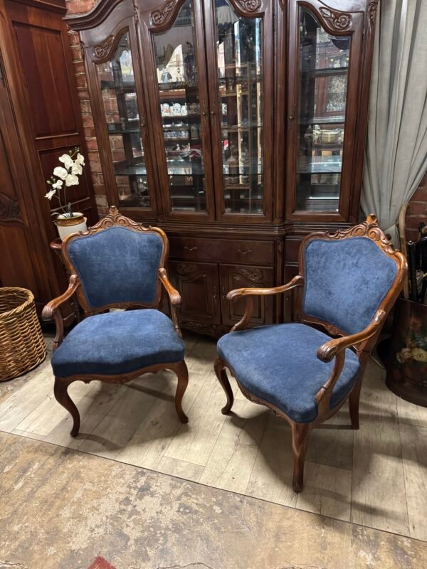 Tvirti krėslai medžiaginiu gobelenu