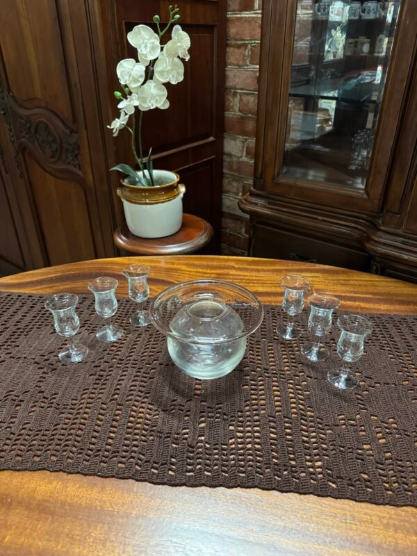 Stiklinė apvali vaza ir tulpės formos nedidelės taurelės