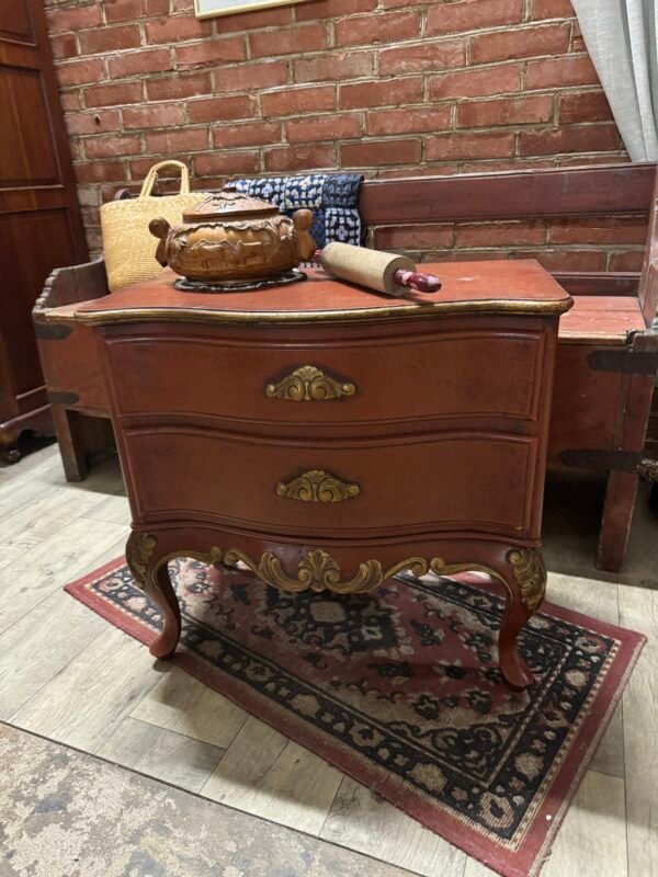 Nedidelė dažyta komodėlė