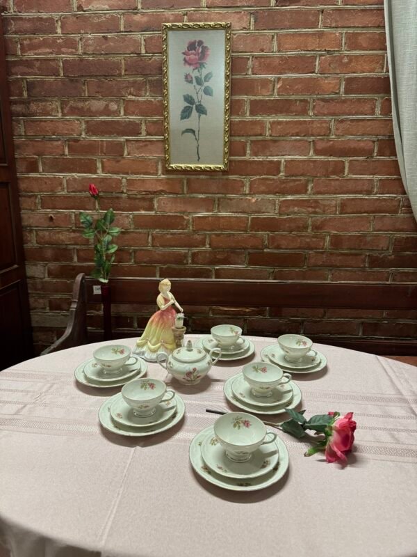 Švelnių spalvų Vokietijos gamintojo porceliano puodukų rinkinys