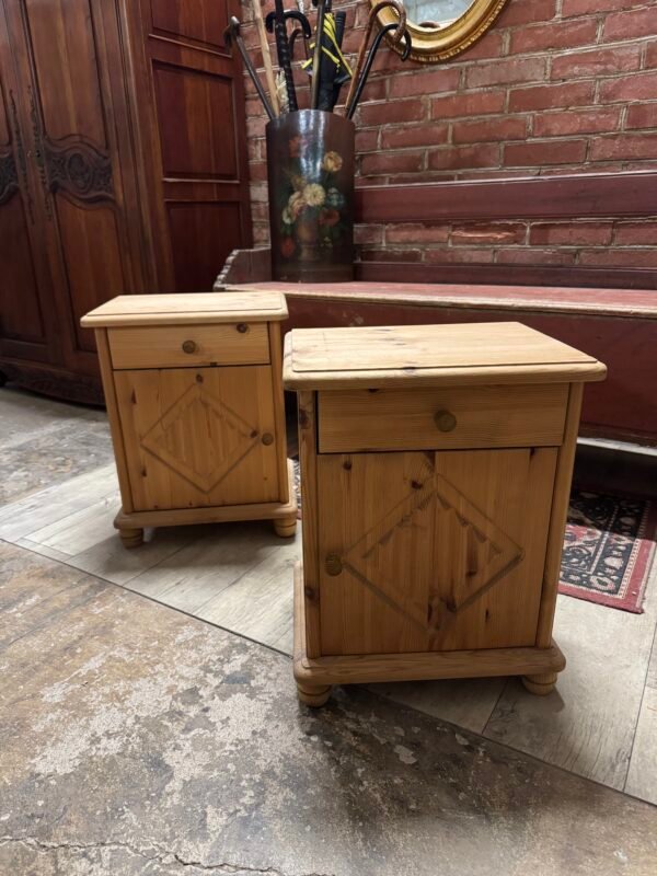 Medinės komodėlės prie lovos