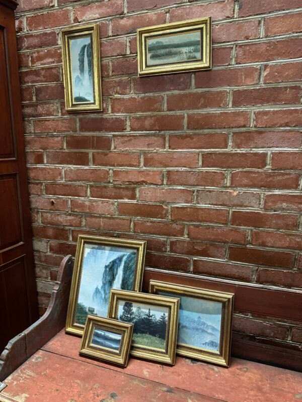 Tapytų paveikslėlių rinkinys vienodais rėmeliais