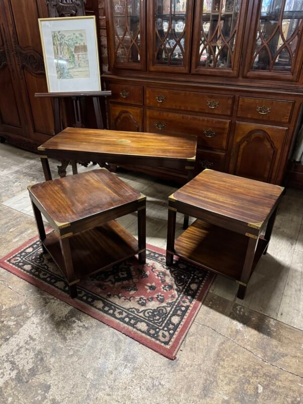 Svetainės staliukų komplektas su variniais pakaustymais