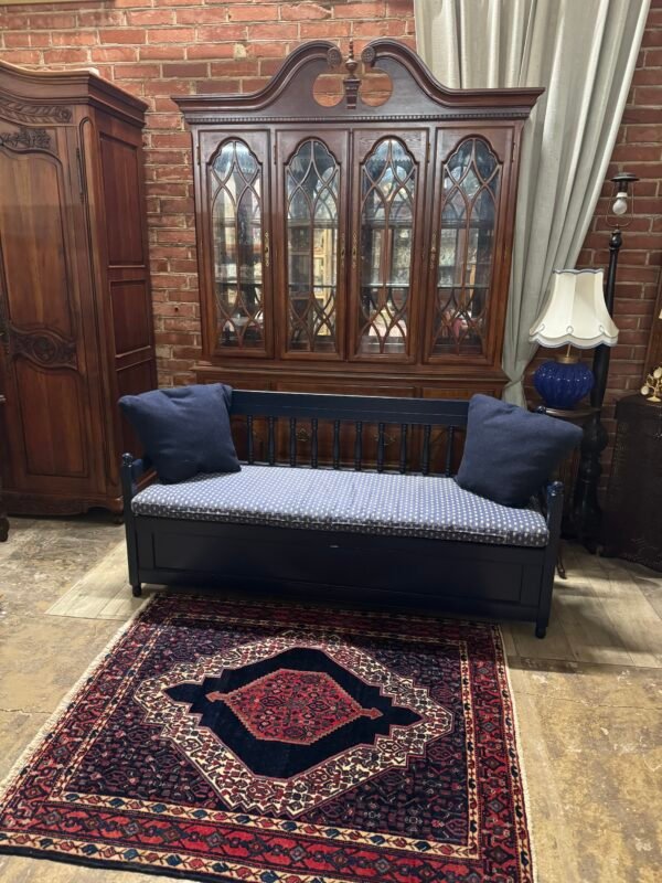 medinis tvirtas mėlynos spalvos suoliukas su daigtadėže