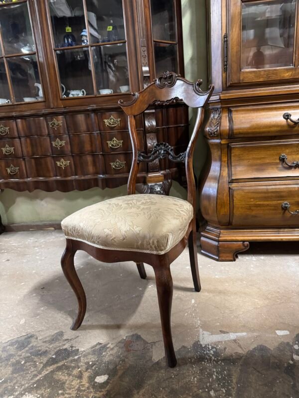 Antikvarinė kėdė medžiaginiu gobelenu