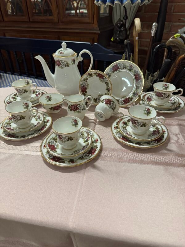 Anglų gamintojo Royal Grafton porceliano servizas