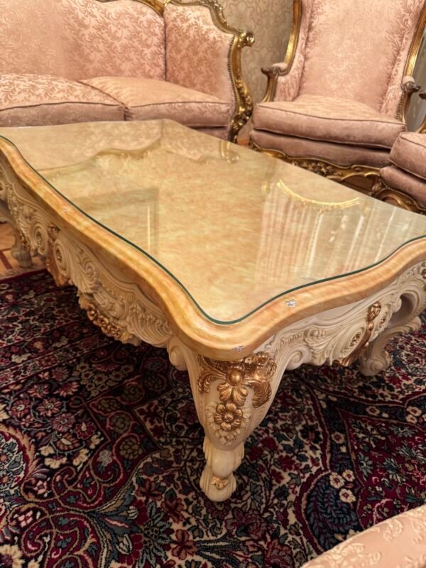 Prabangus Liudviko XV stiliaus svetainės staliukas