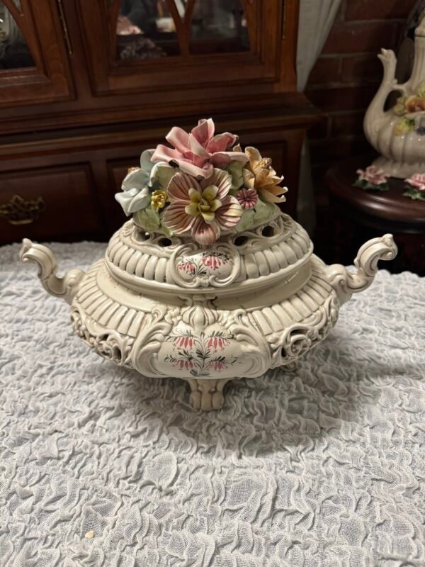 Itališka dekoratyvi stalo puošmena su gėlių motyvais