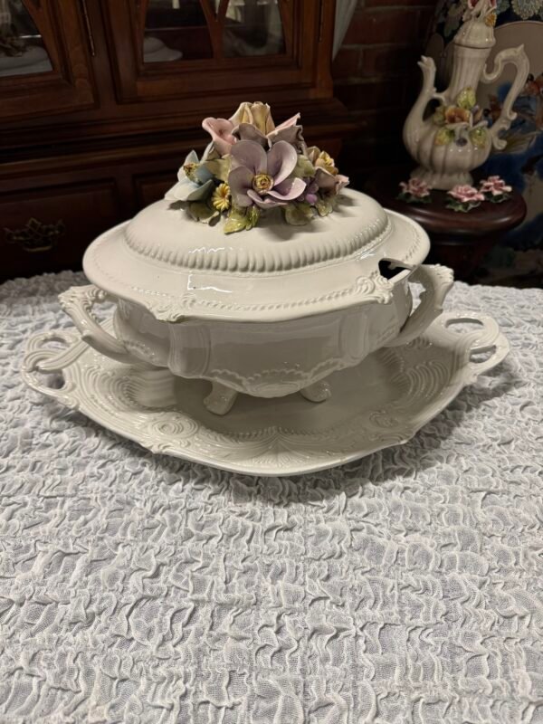 Porceliano puodynė dekoruota gėlių puokšte su padėklu