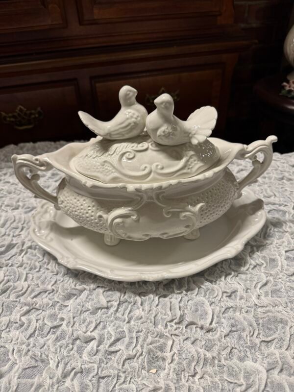 Porceliano puodynėlė su paukščių dekoracija