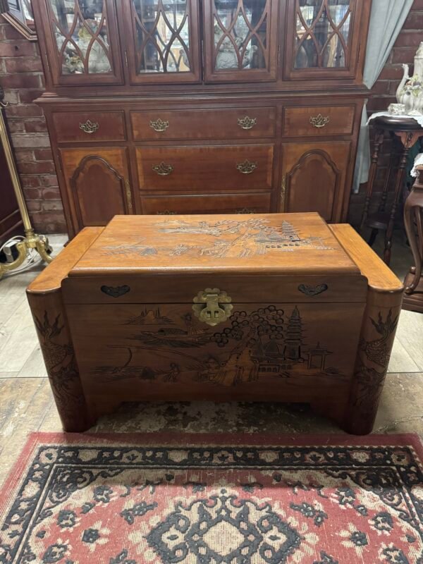 Senovinė giliais drožiniais medinė skryniaAukštis 52 cm