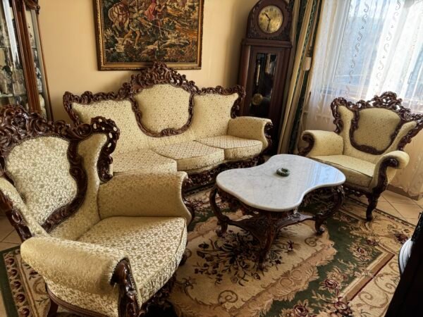Svetainės komplektas su giliais drožiniais ir švelniai žalsvos spalvos gobelenu