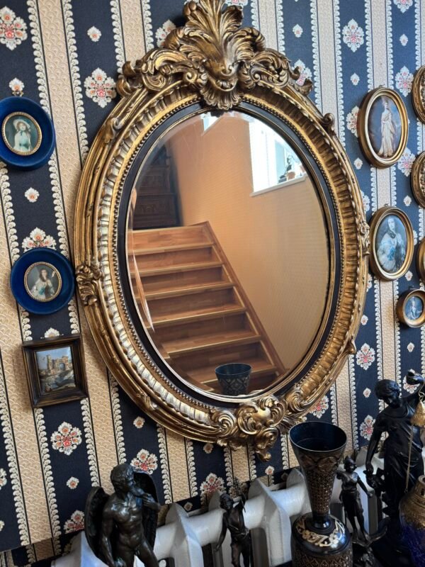 Veidrodis mediniu aukso spalvos didingu rėmu