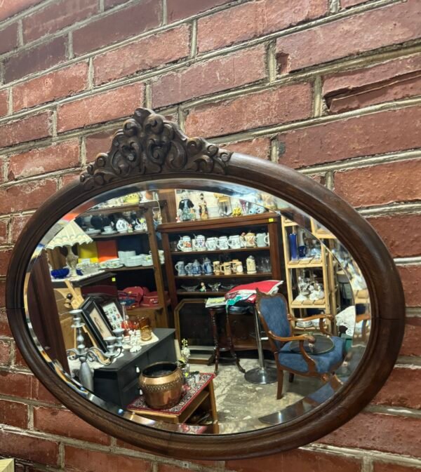 Ovalus veidrodis mediniu rėmu