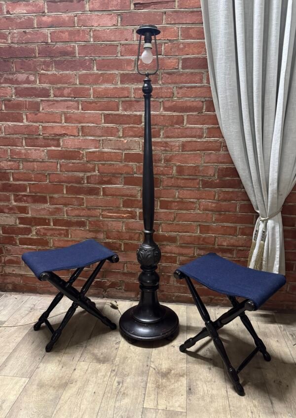 Dvi sulankstomos medžiaginiu gobelenu kėdutės