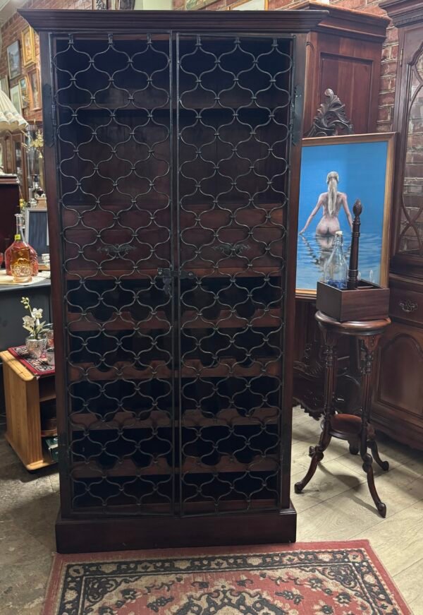 Bombay stiliaus medinė vyno spinta