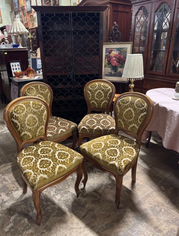 Tvirtos kėdės medžiaginiu gobelenu